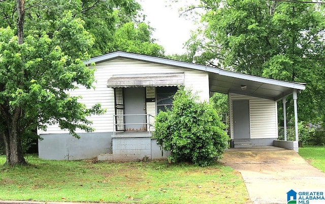1541 Dennison Ave, Birmingham, AL 35211 - view of front of home with a carport, driveway, and a front yard