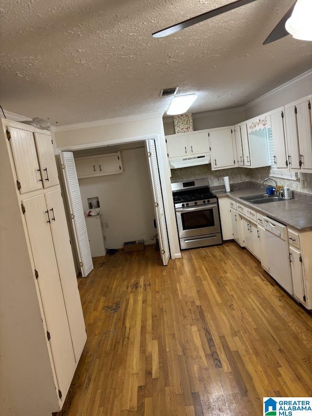 261 Ebenezer Rd, Odenville, AL 35120 - kitchen with stainless steel gas range, dishwasher, under cabinet range hood, ornamental molding, and a sink