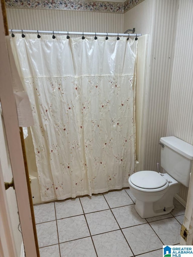 261 Ebenezer Rd, Odenville, AL 35120 - full bath with wallpapered walls, toilet, and shower / bath combo