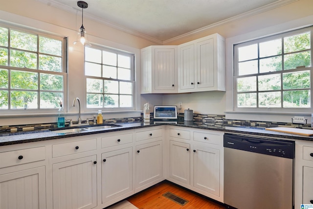 1693 4th Ave N, Clanton, AL 35045 - kitchen featuring stainless steel dishwasher, a sink, healthy amount of natural light, crown molding, and light wood-style floors