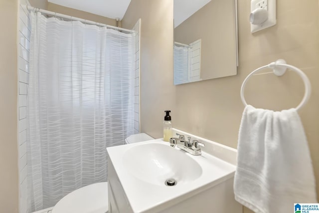 102 E Crest Rd, Hueytown, AL 35023 - full bath featuring toilet, vanity, and a shower with shower curtain