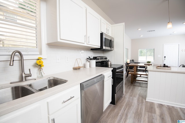 539 63rd St S, Birmingham, AL 35212 - kitchen with stainless steel appliances, a sink, decorative backsplash, light wood-type flooring, and recessed lighting