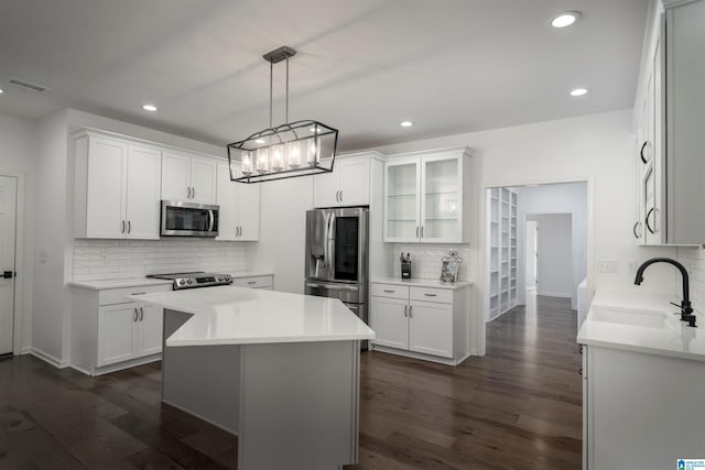 429 Eaton Rd, Hoover, AL 35242 - kitchen with appliances with stainless steel finishes, a sink, decorative backsplash, a center island, and recessed lighting