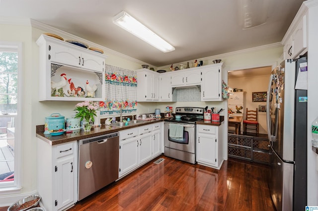 1121 Colonial Dr, Alabaster, AL 35007 - kitchen featuring stainless steel appliances, a sink, dark wood-type flooring, dark countertops, and crown molding
