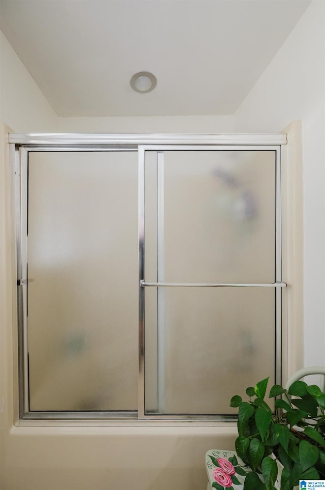 1121 Colonial Dr, Alabaster, AL 35007 - full bath featuring a shower with shower door