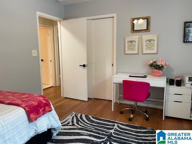 2213 Montreat Cir Unit D, Vestavia Hills, AL 35216 - bedroom with wood finished floors, a closet, and a desk