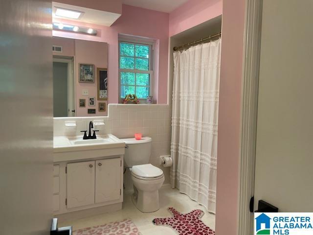 2213 Montreat Cir Unit D, Vestavia Hills, AL 35216 - full bath featuring vanity, tile walls, and a shower with curtain