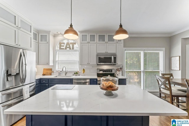 1505 Cypress Ln, Hoover, AL 35244 - kitchen with appliances with stainless steel finishes, a sink, healthy amount of natural light, decorative backsplash, and crown molding
