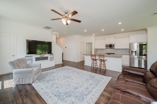 1063 Timberline Rdg, Calera, AL 35040 - living room featuring crown molding, a ceiling fan, recessed lighting, and dark wood finished floors