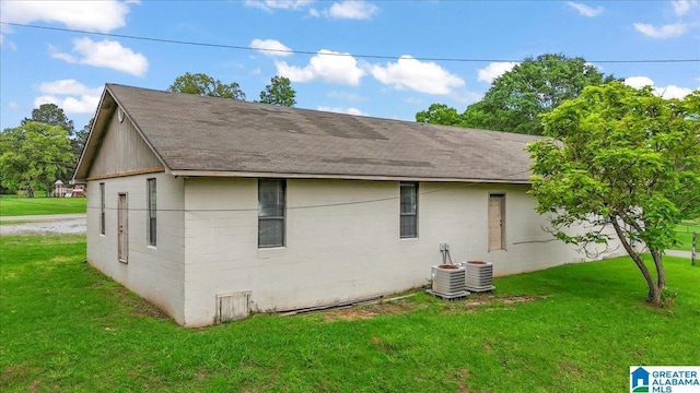 117 Trafford Rd, Warrior, AL 35180 - view of side of property featuring a shingled roof and a lawn
