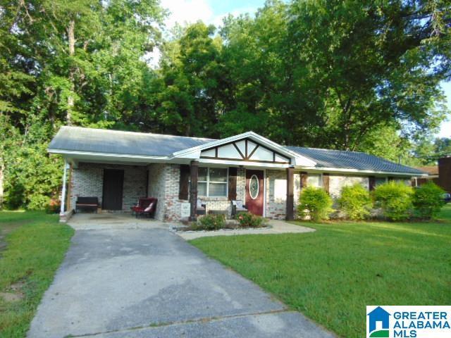 101 Randall Cir, Clanton, AL 35045 - ranch-style home featuring driveway, a front lawn, and a carport