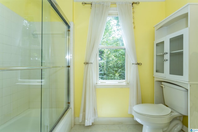 2940 Coatbridge Ln, Birmingham, AL 35242 - full bath featuring toilet, plenty of natural light, combined bath / shower with glass door, and baseboards
