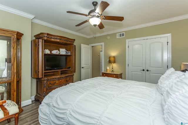 295 Homestead Dr, Cropwell, AL 35054 - bedroom with dark wood-type flooring, a closet, crown molding, and ceiling fan