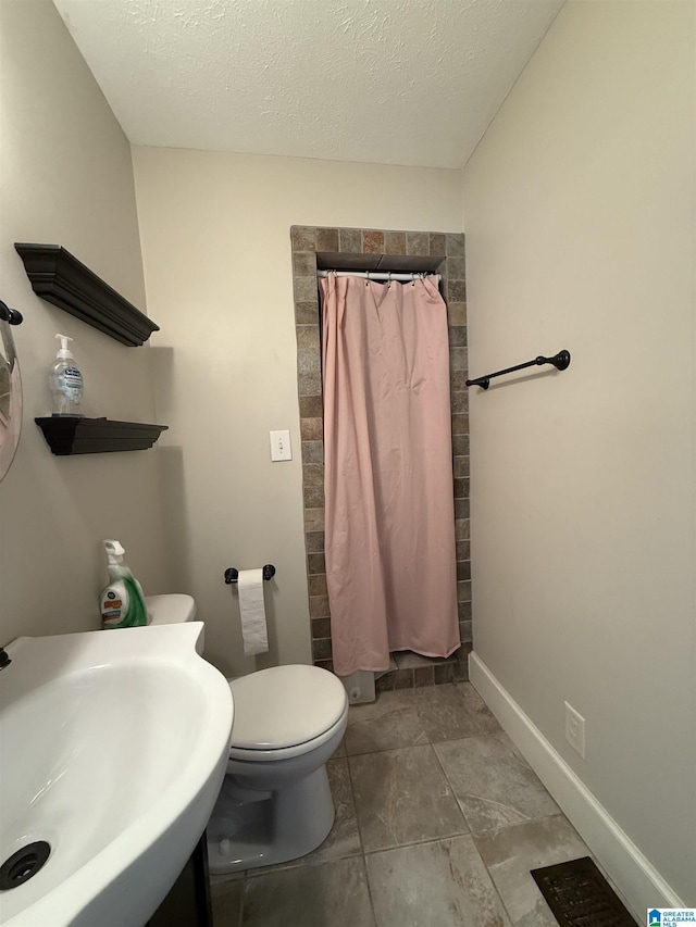 115 Ridgeway Ave, Gadsden, AL 35901 - full bath with curtained shower and a textured ceiling