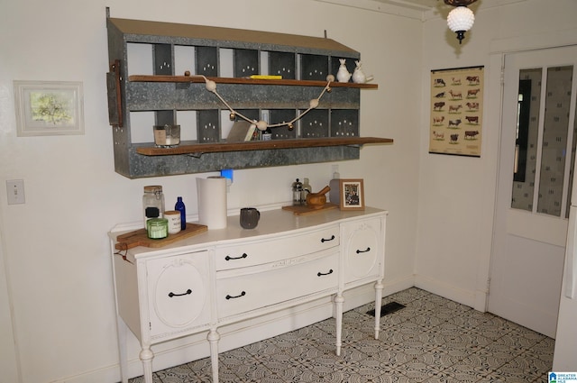 702 4th St SW, Childersburg, AL 35044 - bar featuring baseboards
