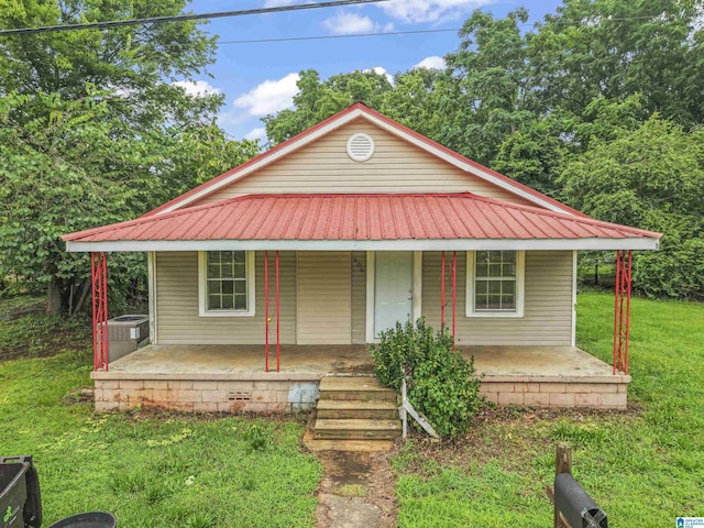 606 W Pine St, Sylacauga, AL 35150 - bungalow-style house featuring covered porch, a metal roof, and a front lawn