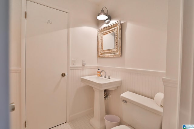 442 Lakeview Cir, Alpine, AL 35014 - half bath featuring a wainscoted wall and tile patterned flooring