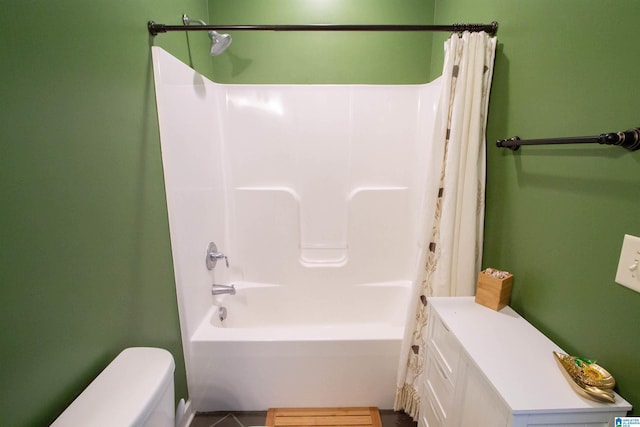 5250 Kate Cv, Trussville, AL 35173 - full bathroom featuring shower / bath combination with curtain and toilet
