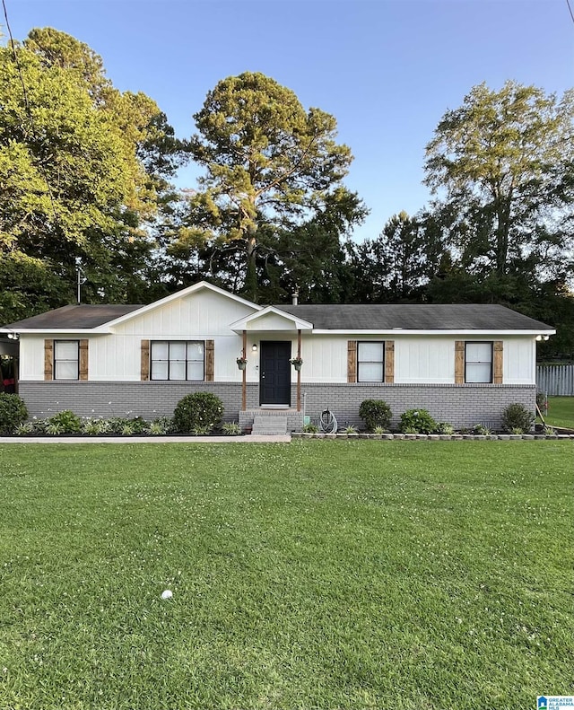 405 Willow Dr, Hueytown, AL 35023 - view of front of house featuring brick siding and a front yard