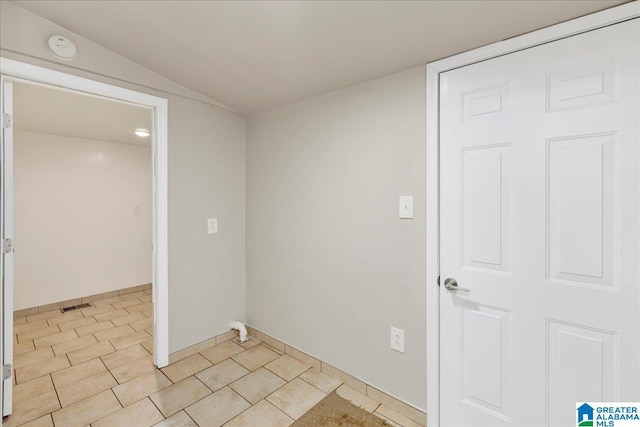 1125 SW 15th St, Birmingham, AL 35211 - unfurnished room featuring a smoke detector and lofted ceiling