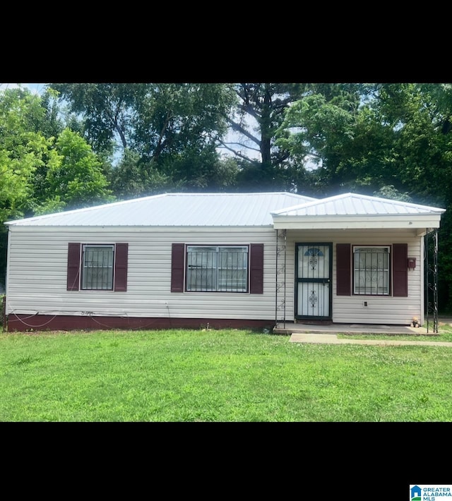 1641 17th Pl SW, Birmingham, AL 35211 - view of front of property featuring a front yard and a metal roof