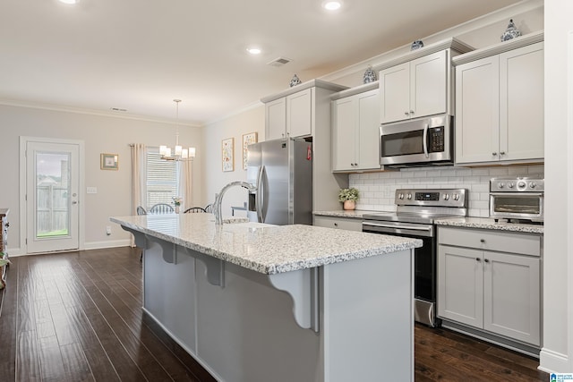 4486 Old Cahaba Pkwy, Helena, AL 35080 - kitchen with stainless steel appliances, a chandelier, a kitchen bar, an island with sink, and dark wood-style flooring