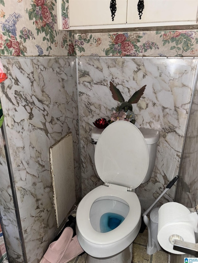 92 Briar Hill Loop, Wetumpka, AL 36092 - bathroom featuring toilet and tile walls