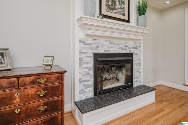 212 Bellbrook Dr, Cropwell, AL 35054 - detailed view of wood finished floors, a glass covered fireplace, and recessed lighting
