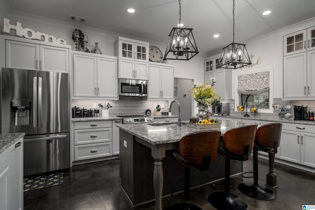 11967 Glen Ridge Blvd, Moundville, AL 35474 - kitchen with stainless steel appliances, decorative backsplash, a kitchen island with sink, recessed lighting, and a kitchen bar