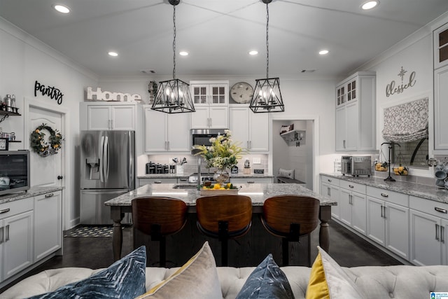 11967 Glen Ridge Blvd, Moundville, AL 35474 - kitchen with appliances with stainless steel finishes, tasteful backsplash, ornamental molding, a chandelier, and recessed lighting