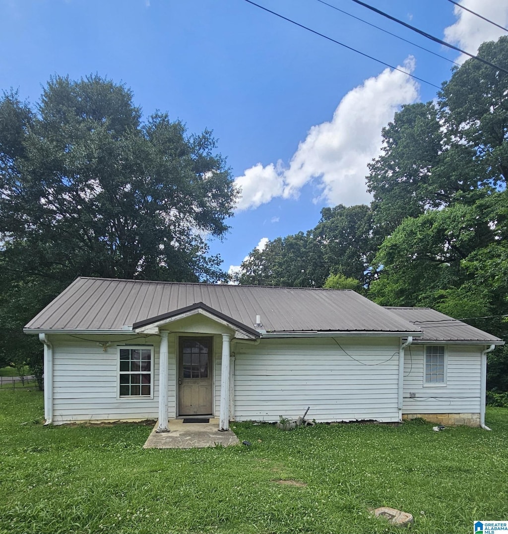 7601 Cedar Ave, Leeds, AL 35094 - view of front facade featuring a front yard and a metal roof