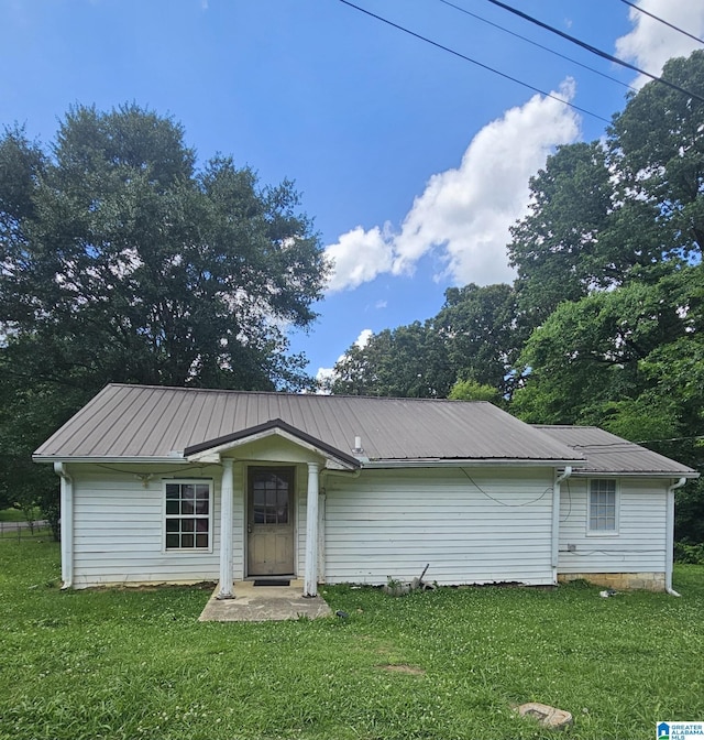 7601 Cedar Ave, Leeds, AL 35094 - view of front facade featuring a front yard and a metal roof