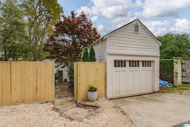 410 Euclid Ave, Mountain Brook, AL 35213 - detached garage with driveway