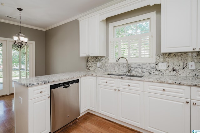 932 Cove Cir, Hoover, AL 35244 - kitchen with stainless steel dishwasher, wood finished floors, a chandelier, tasteful backsplash, and a peninsula