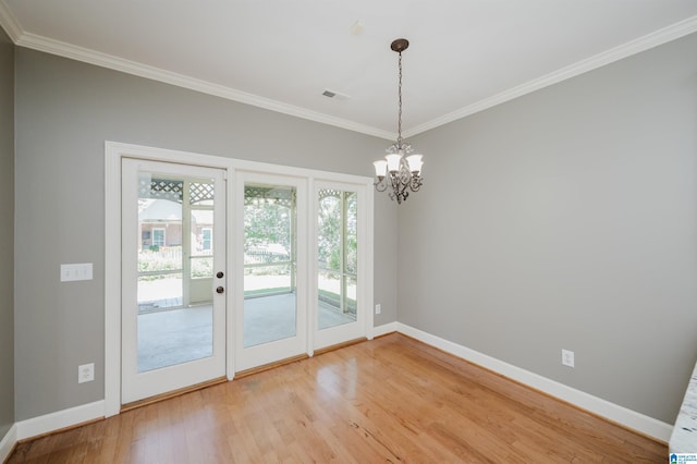 932 Cove Cir, Hoover, AL 35244 - spare room featuring ornamental molding, light wood-type flooring, and a chandelier
