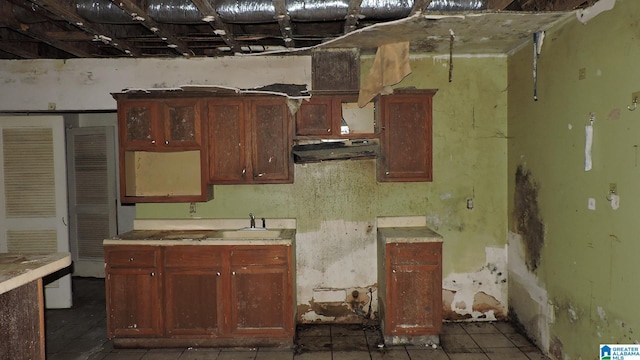 1146 Oakridge Dr, Leeds, AL 35094 - kitchen featuring under cabinet range hood and tile patterned floors