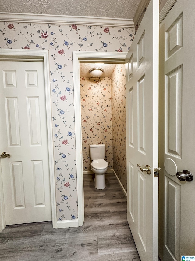 1534 Cambridge Pl, Anniston, AL 36207 - bathroom featuring wallpapered walls, wood finished floors, ornamental molding, and a textured ceiling