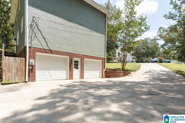 1004 Broken Bow Trl, Alabaster, AL 35007 - garage featuring driveway