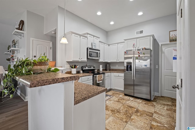 955 Clover Ave, Odenville, AL 35120 - kitchen with appliances with stainless steel finishes, a peninsula, dark countertops, pendant lighting, and recessed lighting