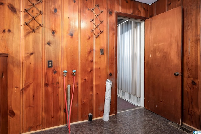 805 Vanderbilt St, Birmingham, AL 35206 - hall with wood walls