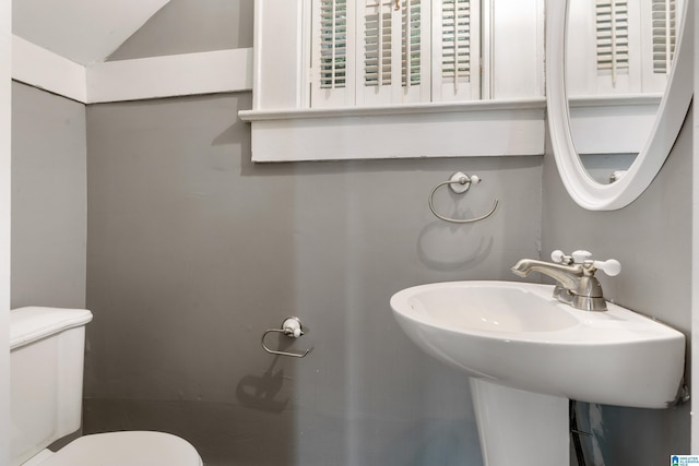 1701 S 16th Ave, Birmingham, AL 35205 - half bathroom featuring toilet and vaulted ceiling