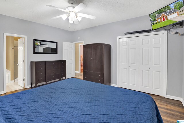 4033 Saddle Run Cir, Pelham, AL 35124 - bedroom featuring wood finished floors, a ceiling fan, a textured ceiling, connected bathroom, and a closet