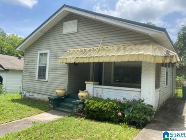 209 61st St, Fairfield, AL 35064 - bungalow-style house with a porch and a front yard