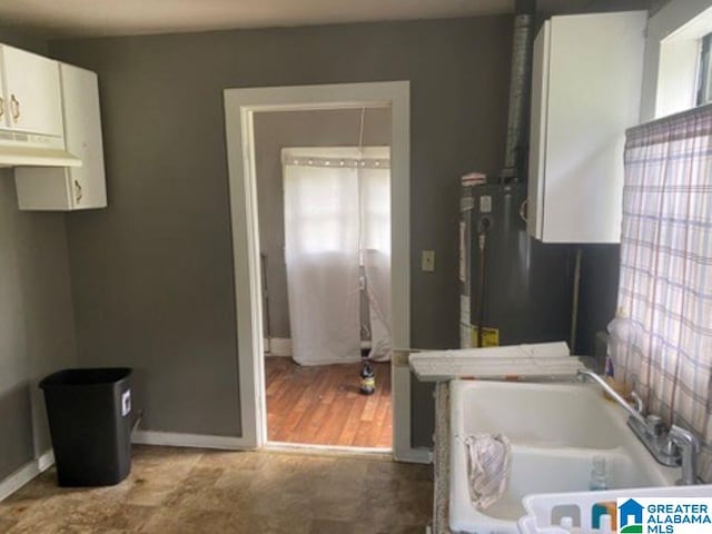 209 61st St, Fairfield, AL 35064 - full bath featuring a garden tub and baseboards