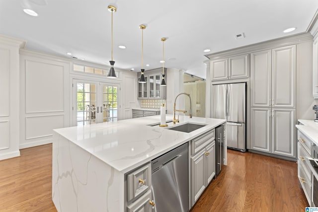 5615 Canongate Ln, Hoover, AL 35242 - kitchen featuring stainless steel appliances, gray cabinets, a center island with sink, light wood-style flooring, and recessed lighting