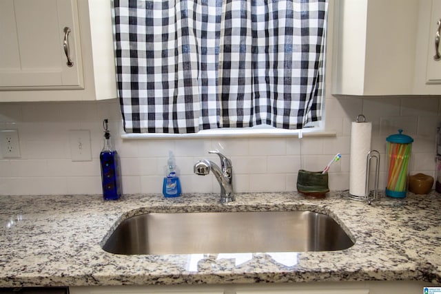 1822 Oakleaf Ln, Center Point, AL 35215 - kitchen view of tasteful backsplash, white cabinets, and light stone countertops