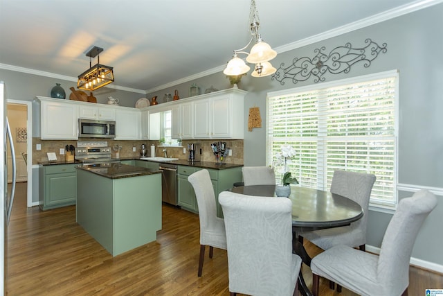273 Forest Pkwy, Alabaster, AL 35007 - kitchen with appliances with stainless steel finishes, a center island, dark countertops, a chandelier, and tasteful backsplash