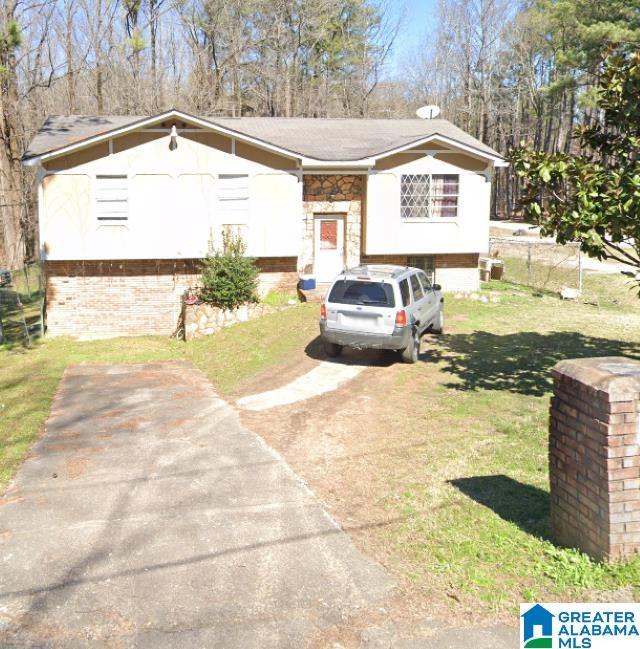 2148 Evergreen St, Tarrant, AL 35217 - view of front facade featuring a front lawn