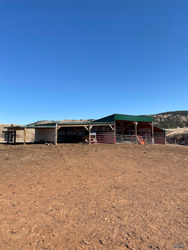 view of yard featuring an outdoor structure