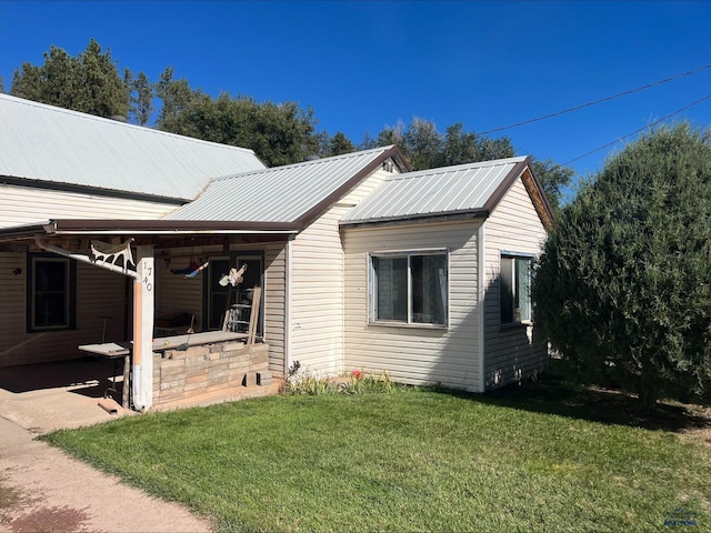 view of side of property featuring a lawn